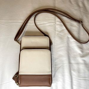NWOT Cluci Travel Purse w/3 sections. Size 7 1/2 x 4 1/2 x 2 1/4.